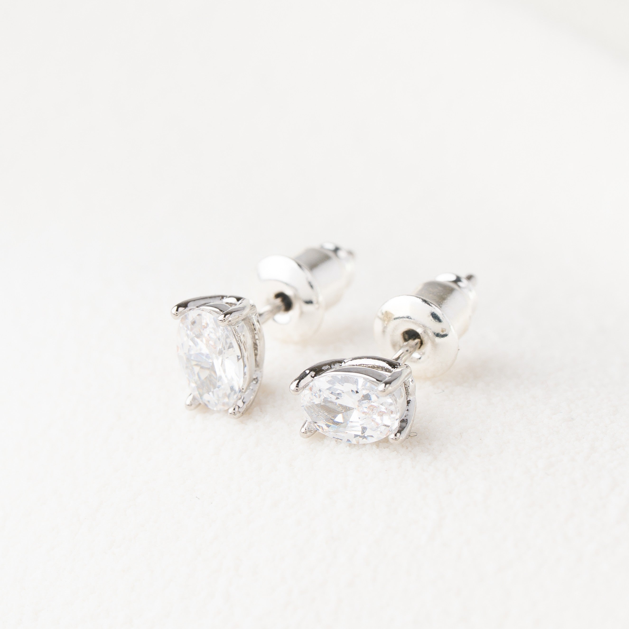 Minimal Arc Crystal Studs